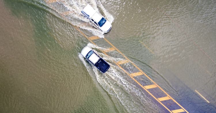 2 αυτοκίνητα σε πλημμυρισμένο δρόμο
