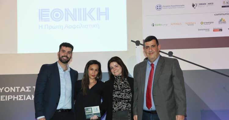 Ομάδα στελεχών της Εθνική Ασφαλιστική ποζάρει σε σκηνή απονομής βραβείων, κρατώντας τα βραβεία, μπροστά από οθόνη με το λογότυπο της εταιρείας, κατά τη διάρκεια των Risk Management Awards 2026 όπου έλαβαν διπλή διάκριση.